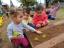 As crianças da sala Amarela (3 anos) plantam alface.